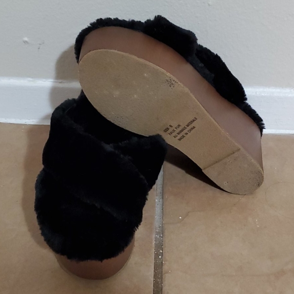 NWOT Qupid Furry Slides, Sz 6 - Picture 3 of 3